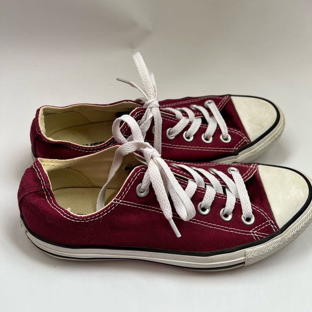 Maroon converse all stars W7